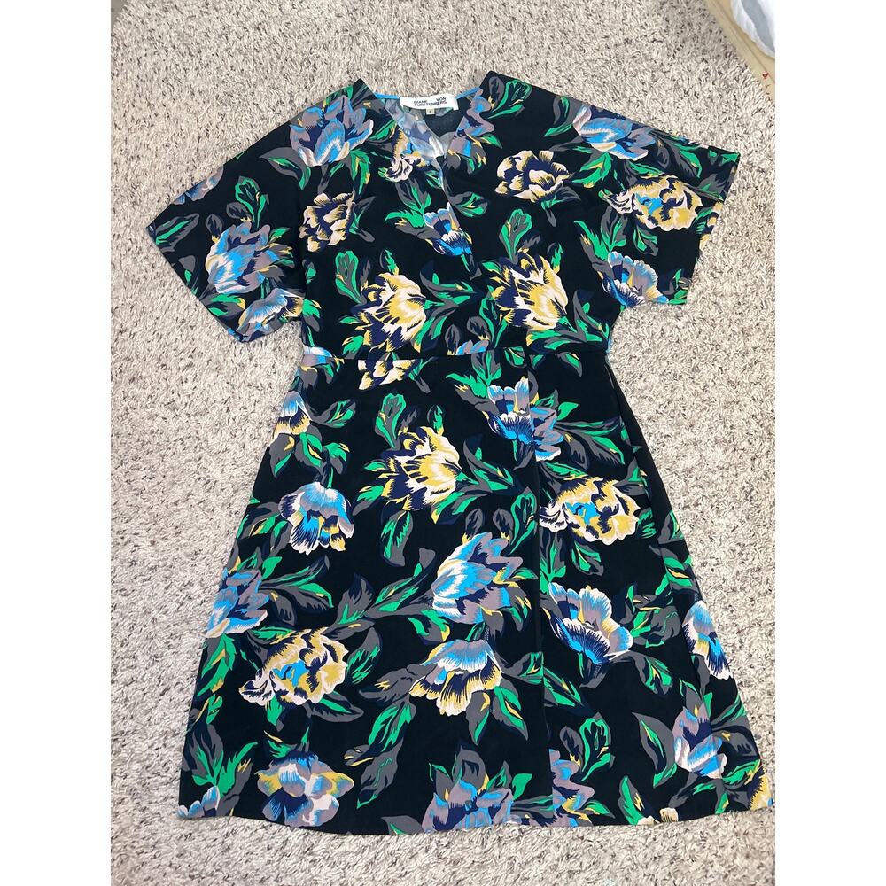 Diane Von Furstenberg Short
Sleeve Wrap Dress Size 6